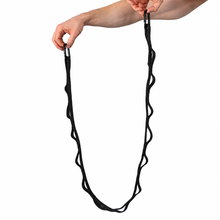 Bild in der Galerieansicht laden, Hands holding the black daisy chain to show the open loop construction