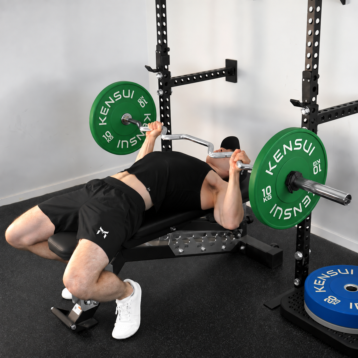 Kensui barbell bench press with green 10 kg plates, blue 20 kg plate and grey thin plate