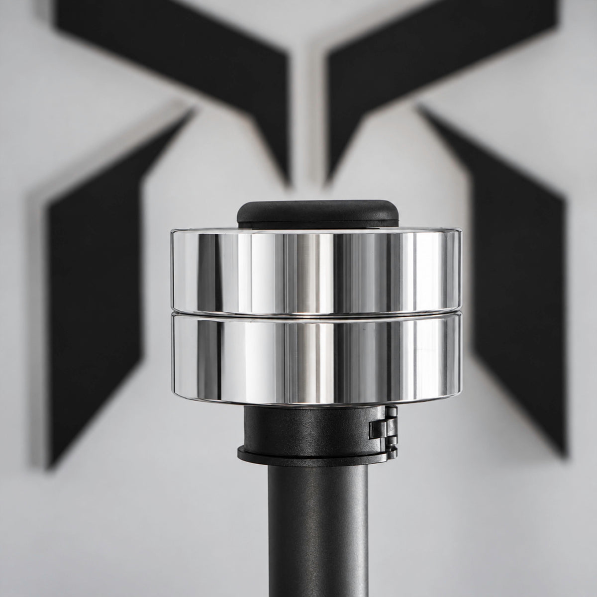 Close-up of the black steel EZ Clace loading head with chrome weight plates and a locking collar