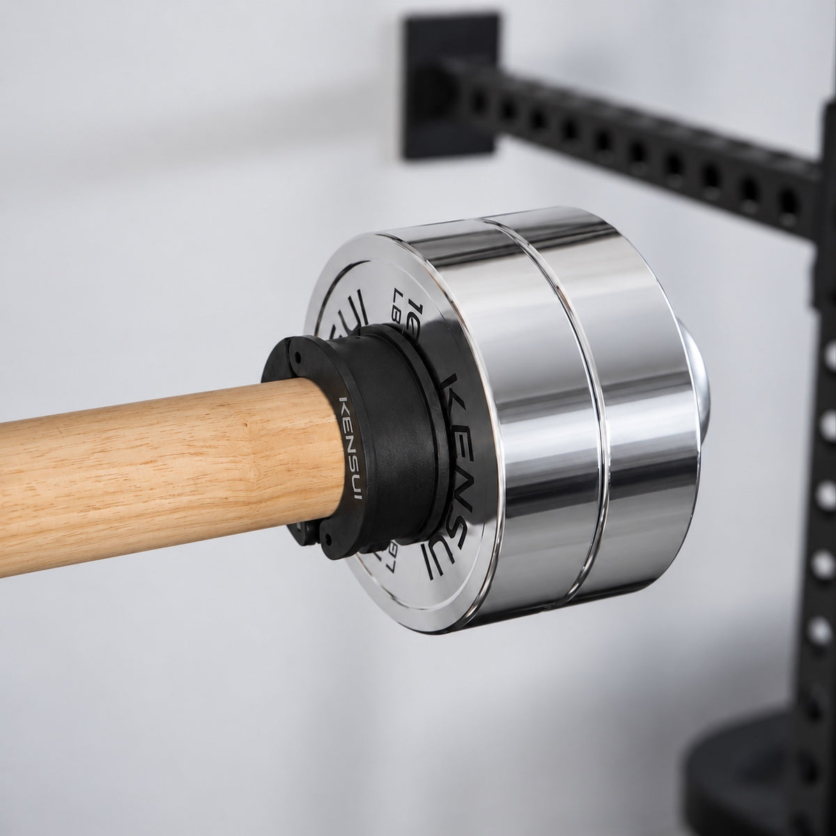 Close-up of the wooden EZ Clace loading sleeve, Kensui locking collar and two chrome weight plates